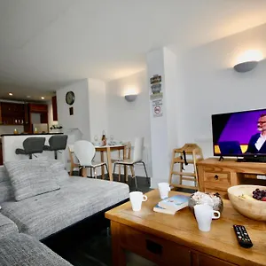  Apartment Hot Tub & Sauna Let